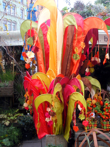 Colorful yard/haus decorations.